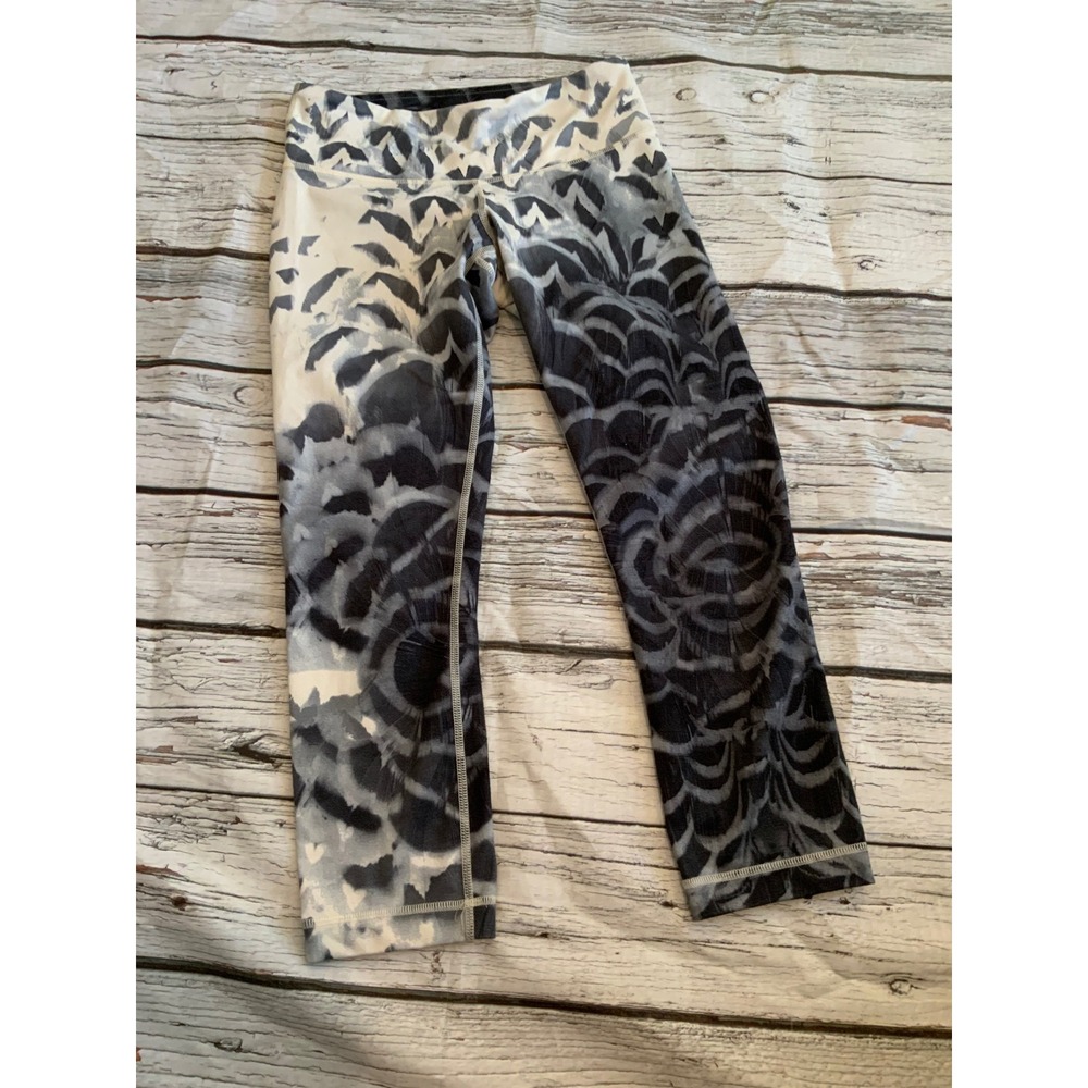 Lululemon Wunder Under Crop Leggings Size 4 Black White Abstract Print Yoga Pant